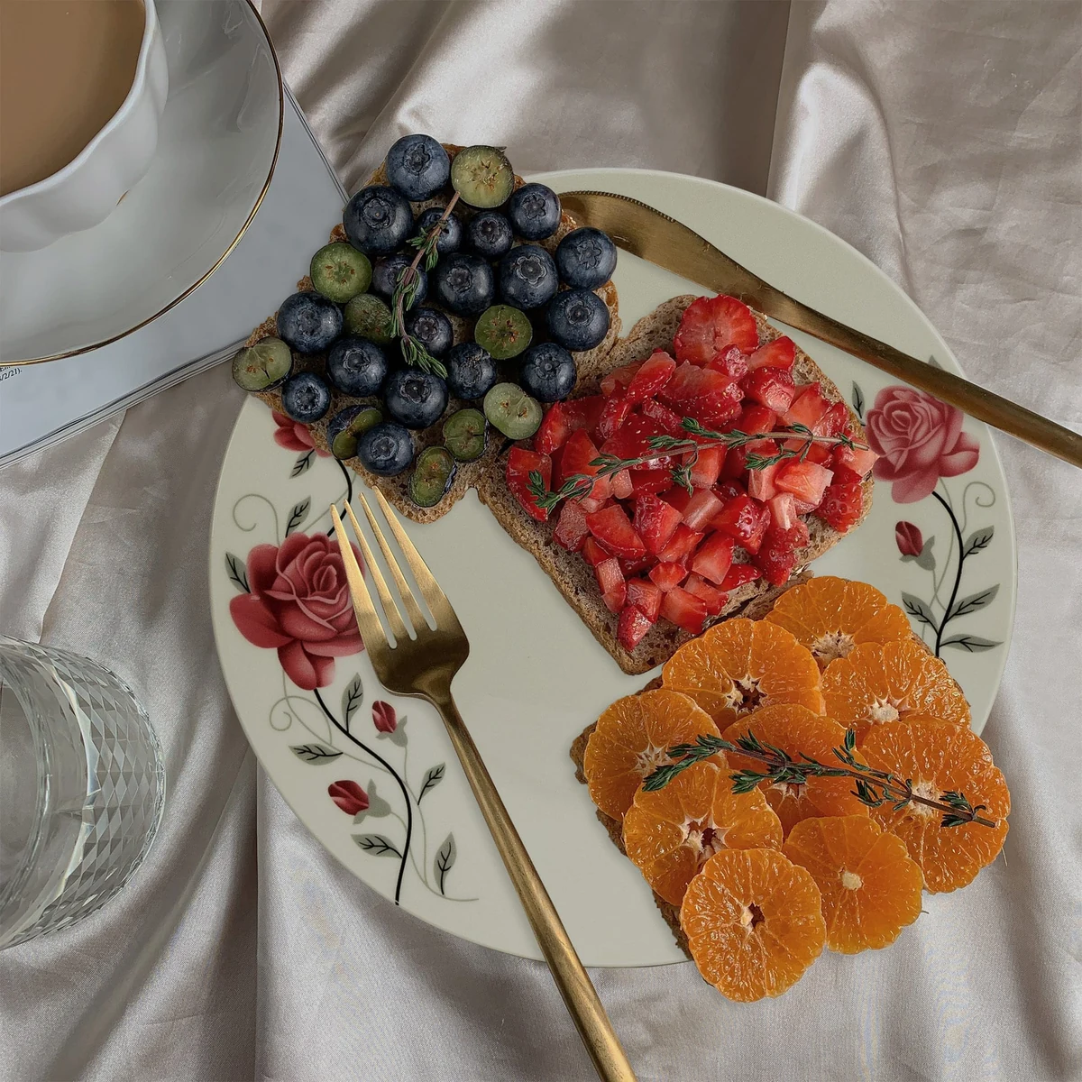 Set masa 4 pers, 19 piese, cana roz 200 ml, farfurie, tava termo, ustensile, pahare sticla, portelan trandafiri roz, imagine 3