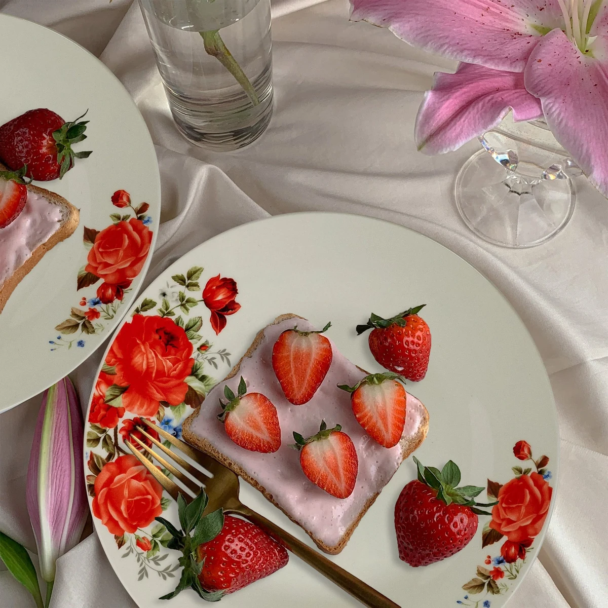 Set farfurii intinse 23 cm, 4 persoane, ivoire cu trandafir rosu, imagine 4